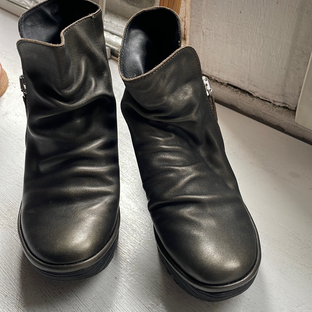 FLY LONDON Bronze Grey Metallic Wedge Bootie size 38